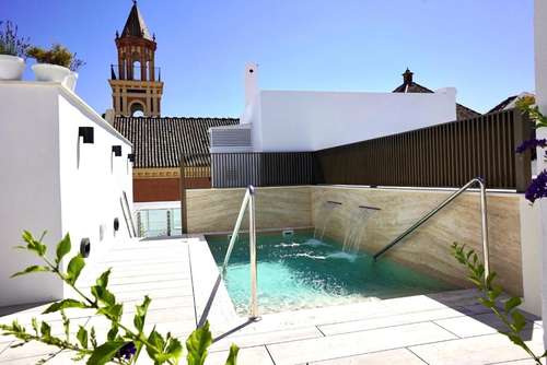 www.hotelamadeussevilla.com