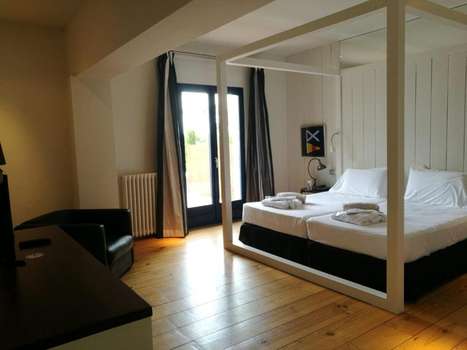 www.hoteltrias.com
