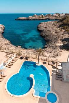 www.portomarapartments.com