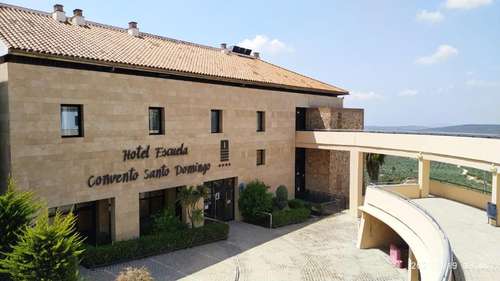 www.hotelescuelaturismoandaluz.com