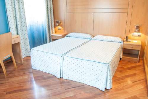 www.hotelreinodegranada.com