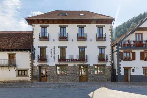 www.hotelruralaunamendi.com