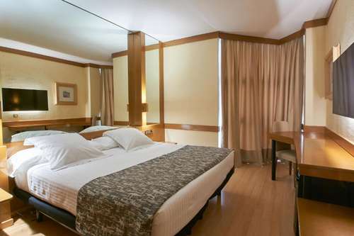 www.hotellosarcos.com