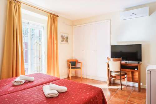 www.hotelcarlosvjerez.com