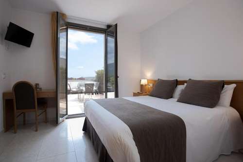www.hotelaltagarrotxa.com