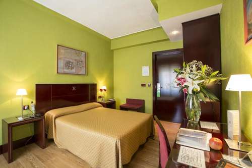 www.hotelcarlosvgranada.com