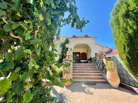 www.hotelruralelrefugio.com