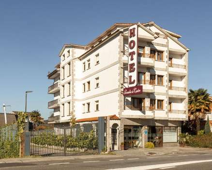 www.hotelrosaliadecastro.es