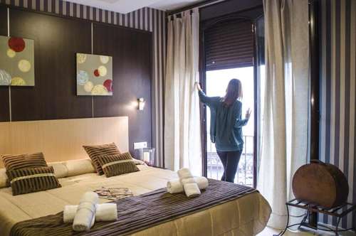 www.hotel-laduquesa.com