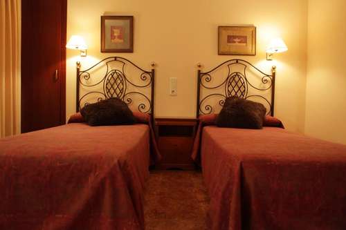 www.hotel-losarcos.es