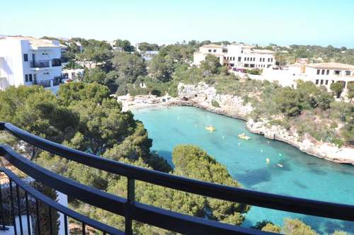 www.hotelcalaferrera.com