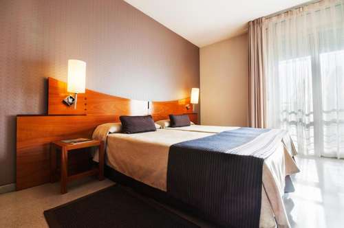 www.hotelgranollers.com