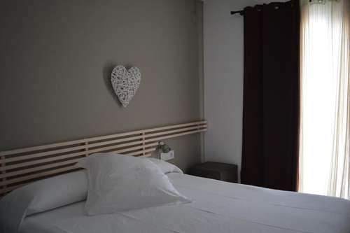 www.hotelnouestrelles.com