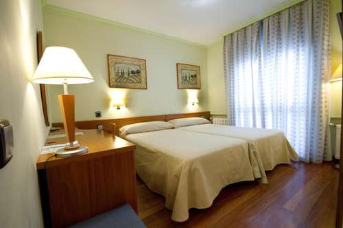 www.hotellos5pinos.com
