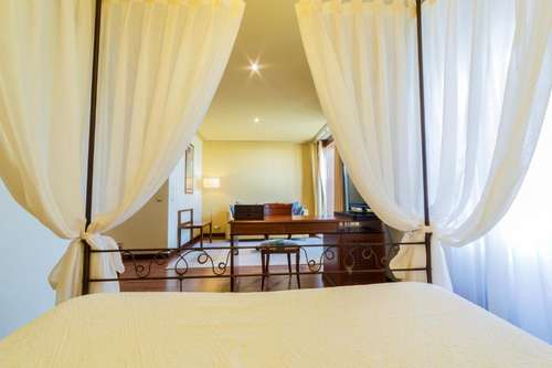 www.hotelazofra.com