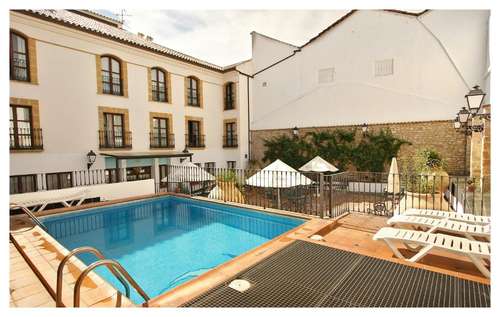 www.hotelrosaledaubeda.es