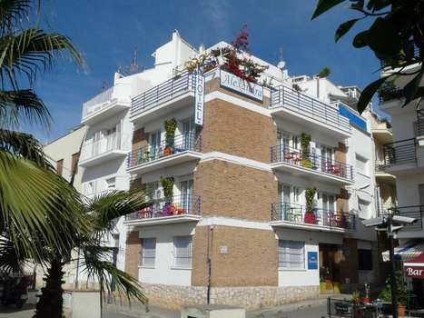 www.hotelalexandrasitges.com