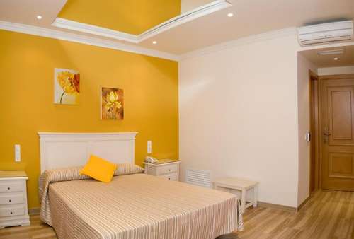 www.hotellosgirasoles.com