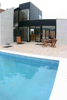 www.hotelpuertadesantillana.com