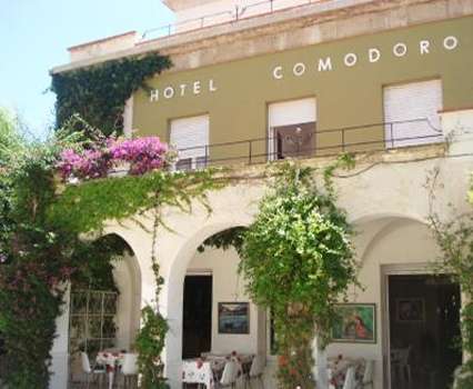 www.hotel-comodoro.com