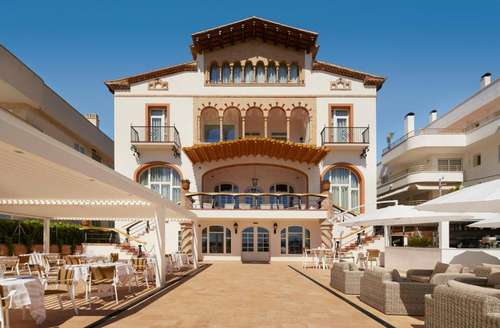 www.hotelcasavilella.com