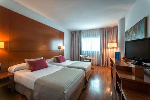 www.hotelazarbe.com