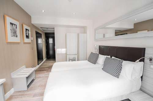 www.petitpalacepuertadelsol.com