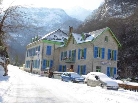 www.hotel-la-caverne.com
