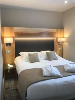 www.hotel-lecercle.com