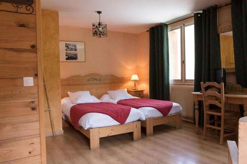 www.hotel-lesagneaux.com