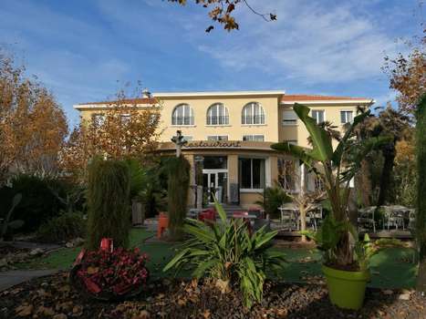 www.adonis-hotel-sanary.com