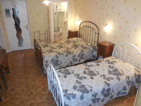 www.hotel-sancy-saurier.com