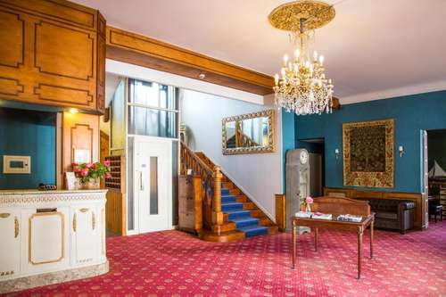 www.hotel-laroseraie.com