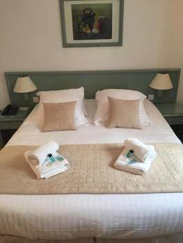 www.hotel-falaises-etretat.com