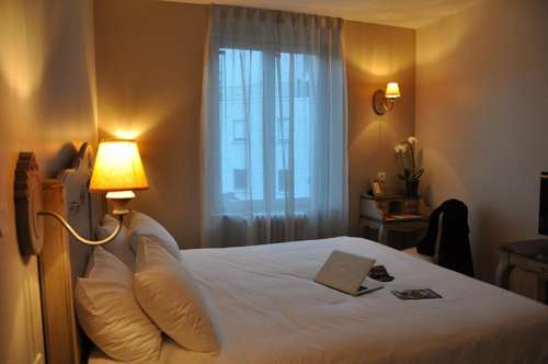 www.hotel-poemes-chartres.com
