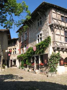 www.hostelleriedeperouges.com