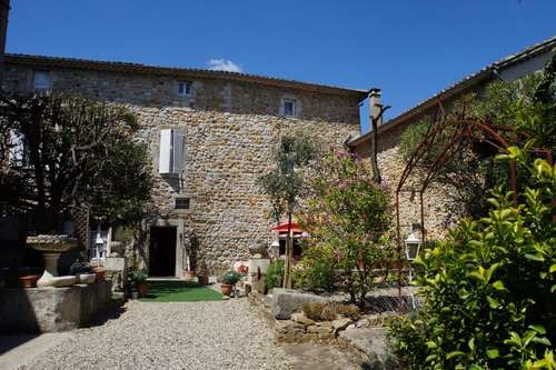 www.manoir-du-raveyron.com