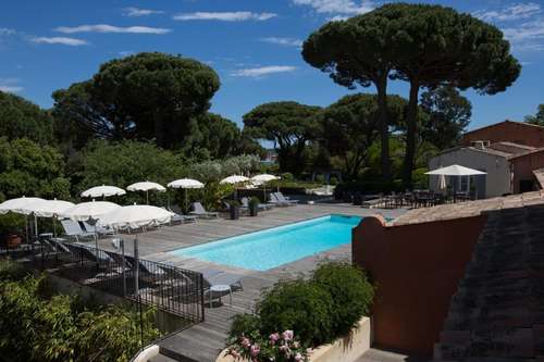 www.hotel-les-capucines.com