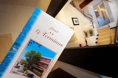 www.hotel-terminus-lavandou.com