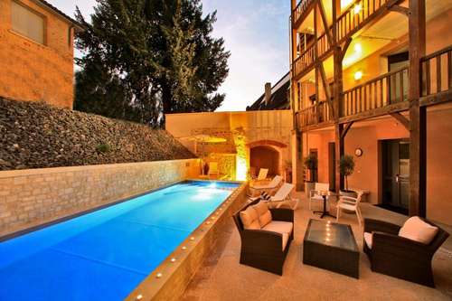 www.hotel-compostelle-sarlat.com