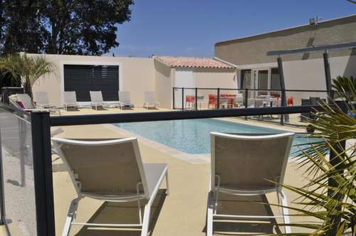 www.hotelcaiman-pierrelatte.com