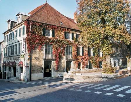 www.hotel-messageries-arbois.com