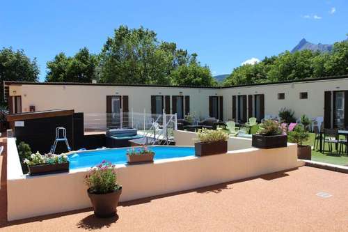 www.hotel-le-connetable.com