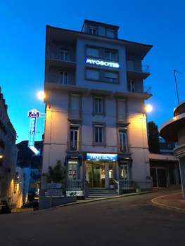 www.hotel-myosotis-lourdes.com
