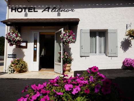 www.hotel-alienor-brantome.fr