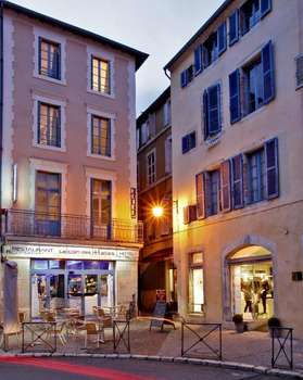 www.lecoindeshalles-hotel.com