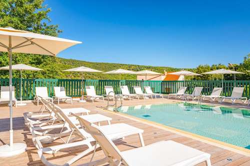 www.hotel-la-pinede.fr