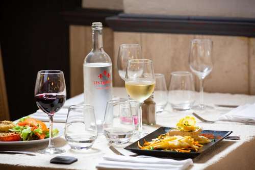 www.hotel-lestroislys.com