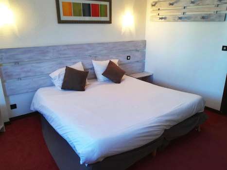 www.hotel-lesecrins.com