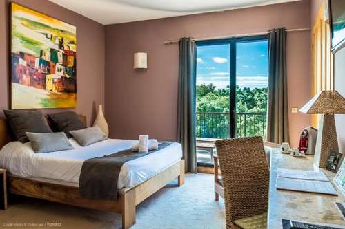 www.disini-hotel.com